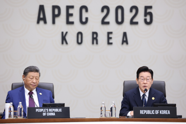 2025 아시아태평양경제협력체(APEC) 정상회의 의장인 이재명 대통령이 1일 경주화백컨벤션센터(HICO)에서 열린 제2세션에서 발언하고 있다. 왼쪽은 시진핑 중국 국가주석. 연합뉴스