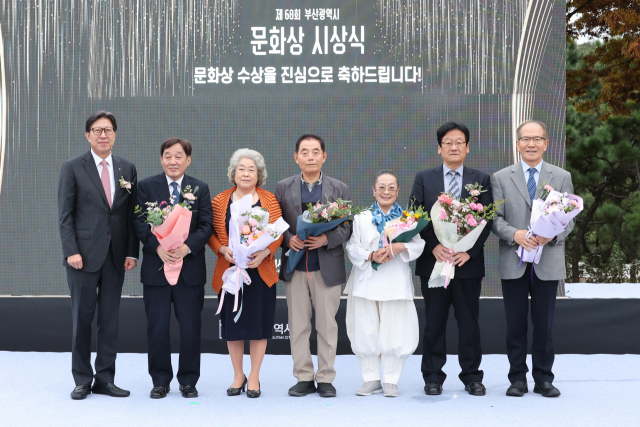제68회 부산시문화상 시상식이 지난달 30일 도모헌 야외정원에서 열렸다. 박형준(맨 왼쪽) 부산시장에 이어 차례도 강동수 소설가(문학), 고정화 부산교대 명예교수(공연예술), 김수길 전 신라대 교수(시각예술), 박지영 동래지신밟기보존회 회장(전통예술), 유재우 부산대 교수(공간예술), 정해영 부산대 석학교수(자연과학). 부산시 제공