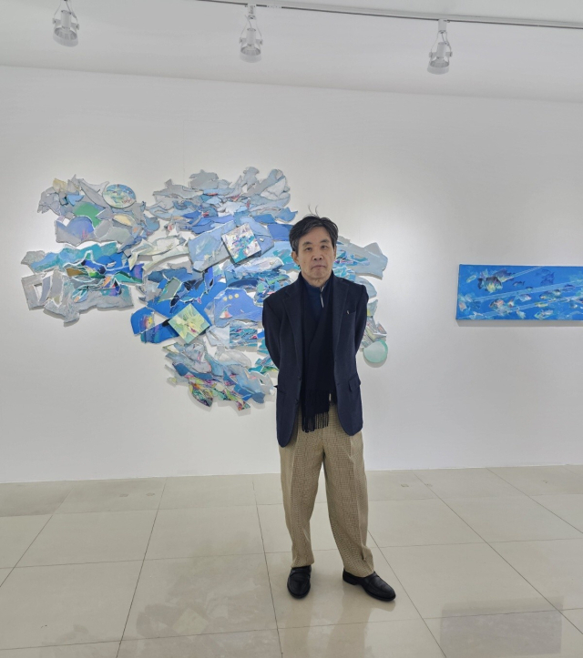 전시장에서 포즈를 취한 김덕길 작가. S 문화예술기획 제공