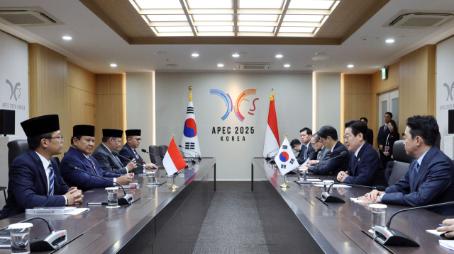 이재명 대통령과 프라보워 수비안토 인도네시아 대통령이 1일 APEC 정상회의장인 경북 경주화백컨벤션센터 정상회담을 하고 있다. 연합뉴스