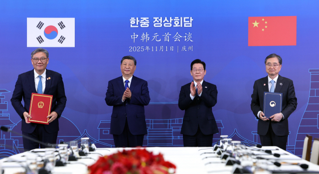 조현 외교부 장관과 왕원타오 중국 상무부장이 1일 경북 국립경주박물관에서 이재명 대통령과 시진핑 중국 국가주석이 참석한 가운데 '2026-2030 경제협력 공동계획' 양해각서를 체결하고 있다. 연합뉴스