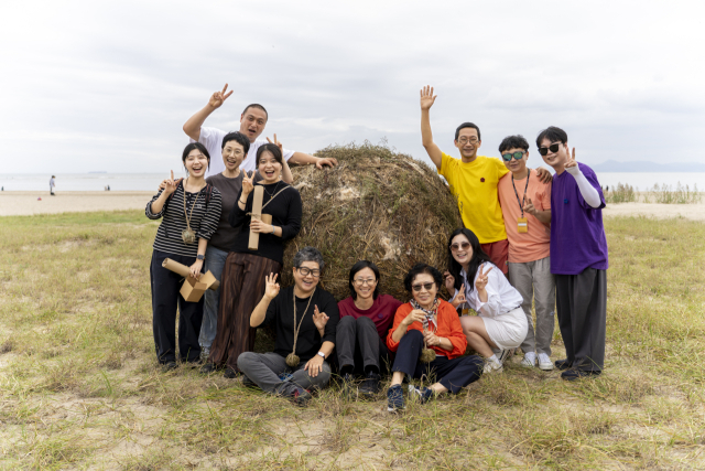 관람객 참여 호응도가 높았던 2025바다미술제 '씨앗 굴리기 대회' 오미자 작가와 참가자들. 부산비엔날레조직위원회 제공