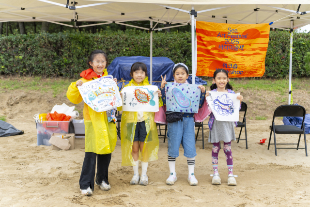2025바다미술제 연계 프로그램 '바다에서 온 지시문' 진행 모습. 부산비엔날레조직위원회 제공