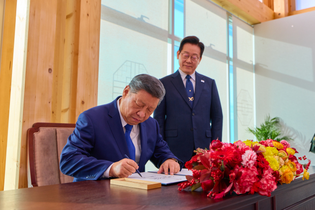 시진핑 중국 국가주석이 1일 경북 국립경주박물관에서 열린 공식 환영행사에서 방명록을 작성하고 있다. 연합뉴스