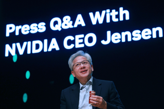 젠슨 황 엔비디아 최고경영자가 31일 경북 경주 예술의전당 원화홀에서 열린 2025년 아시아태평양경제협의체(APEC) 경주 엔비디아 기자간담회에서 취재진 질문에 답하고 있다. 연합뉴스