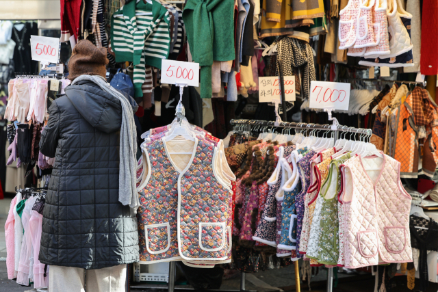 서울 아침 기온이 4도까지 떨어지면서 초겨울 날씨를 보인 지난달 27일 서울 남대문시장 상점에서 방한용품을 판매하고 있다. 연합뉴스