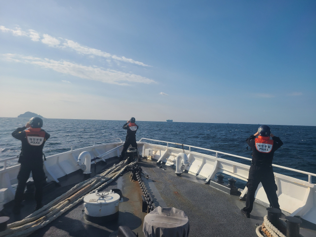 창원해양경찰서 경찰관들이 지난 1일 새벽 홍도 인근 해상에서 실종됐을 것으로 추정되는 60대 승객을 수색하고 있다. 창원해경 제공