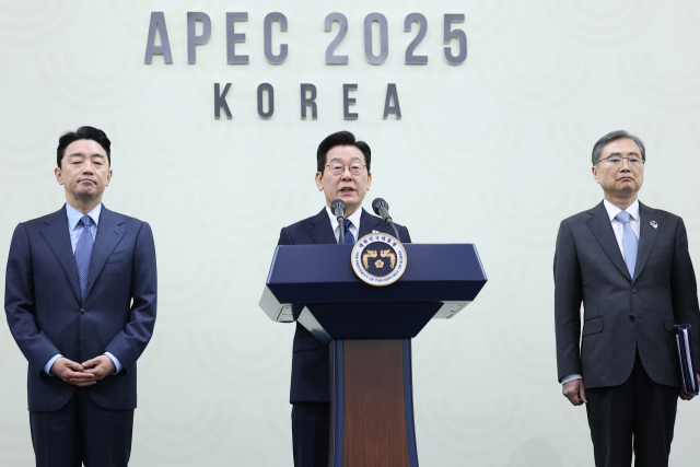 이재명 대통령이 1일 경주화백컨벤션센터(HICO)에서 열린 2025 아시아태평양경제협력체(APEC) 정상회의 기자회견에서 발언하고 있다. 왼쪽부터 강훈식 비서실장, 이 대통령, 조현 외교장관. 연합뉴스