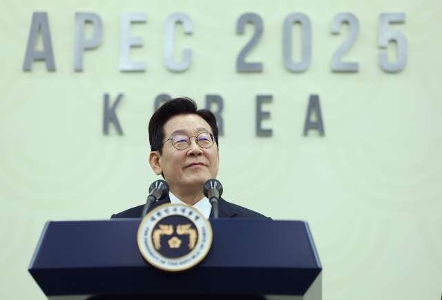 이재명 대통령이 1일 경주화백컨벤션센터(HICO)에서 2025 아시아태평양경제협력체(APEC) 정상회의 기자회견을 하고 있다. 연합뉴스