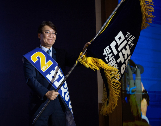 지난 1일 부산 해운대구 벡스코에서 열린 더불어민주당 부산시당 임시 당원대회에서 변성완 후보가 신임 시당위원장으로 선출됐다. 민주당 부산시당 제공