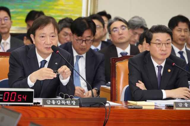 이억원(오른쪽) 금융위원회 위원장과 이찬진(왼쪽) 금융감독원장이 지난달 27일 서울 여의도 국회에서 열린 정무위원회의 종합감사에서 위원 질의에 답하고 있다. 연합뉴스