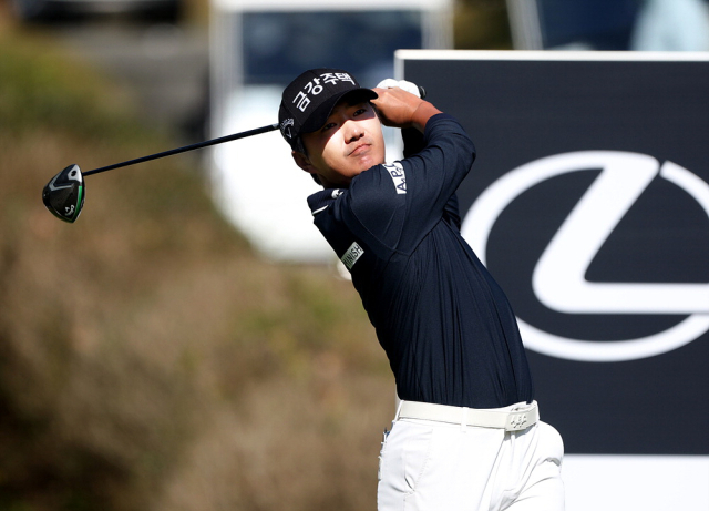 KPGA 투어 2025시즌 제네시스 대상을 받는 옥태훈. KPGA 제공