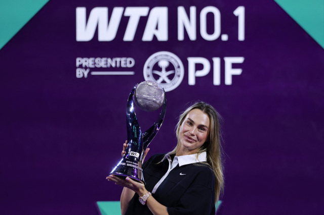 여자프로테니스(WTA) 투어 단식 연말 세계 1위 시상식에서 트로피를 받은 사발렌카. 로이터연합뉴스