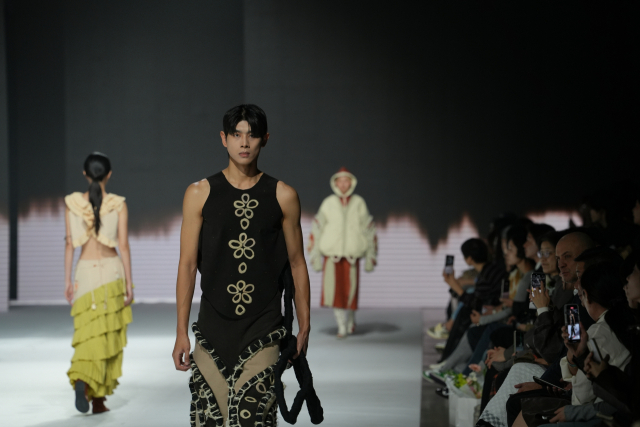 지난달 30일 부산 해운대구 벡스코 제1전시장 2A홀에서 열린 ‘2025 부산패션위크’ 연합 패션쇼 모습. 부산섬유패션산업연합회 제공