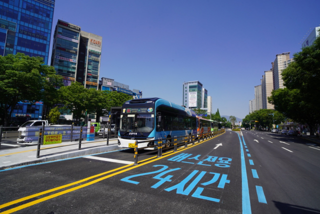 경남 창원시 원이대로에 구축된 S-BRT(고급 간선급행버스체계) 노선을 시내버스가 운행 중이다. 창원시 제공