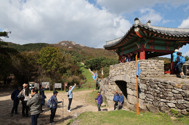 부산연구원이 국립공원공단의 의뢰를 받아 ‘금정산 국립공원 지정에 따른 경제적 가치 평가 연구’를 수행한 결과, 경제적 가치는 연간 3152억 9000만 원으로 추산됐다. 휴일인 2일 많은 등산객들이 금정산 고당봉이 보이는 북문 광장을 지나가고 있다. 정종회 기자 jjh@