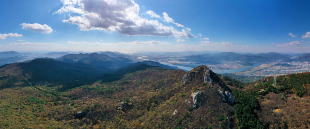 금정산이 지난달 31일 기후에너지환경부 국립공원위원회 최종 심의를 통과해 전국 24번째이자 최초의 도심형 국립공원으로 지정됐다. 2일 오후 부산 금정산 고당봉 일대 모습. 정종회 기자 jjh@