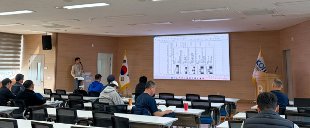 지난달 29일 전남 목포의 서남권스마트선박안전지원센터에서 열린 HDPE 선박 용접사 교육 중 이론 과정 모습. 한국해양교통안전공단(KOMSA) 제공