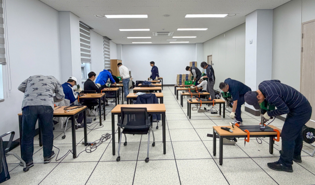 지난달 30일 전남 목포의 서남권스마트선박안전지원센터에서 열린 HDPE 선박 용접사 교육 중 실습 과정 모습. 한국해양교통안전공단 제공