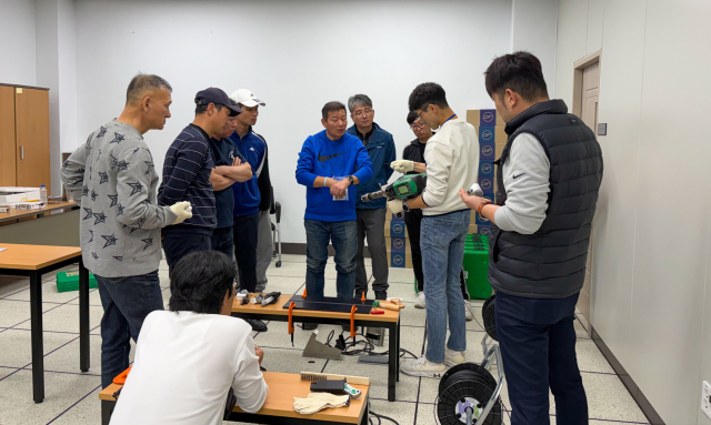 지난달 30일 전남 목포의 서남권스마트선박안전지원센터에서 열린 HDPE 선박 용접사 교육 중 실습 과정 모습. 한국해양교통안전공단 제공