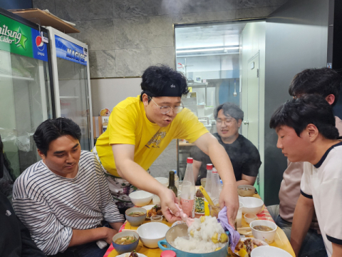 이주운 양조사가 밤을 넣어 만든 밥을 내고 있다.