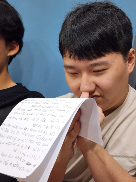 아쿠아비츠 황상필 회원이 마신 술에 대한 품평을 쓰고 있다.