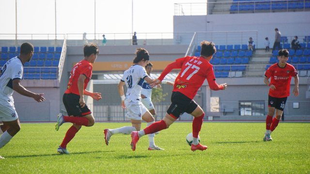 지난달 26일 경남 김해종합운동장에서 치러진 김해FC와 시흥시민축구단의 경기 모습. 김해시 제공