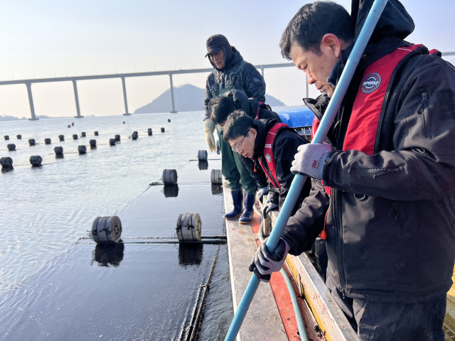 지난 1월 23일 전남 신안군 김 양식장을 방문한 최용석(오른쪽 두 번째) 국립수산과학원장. 수과원 제공
