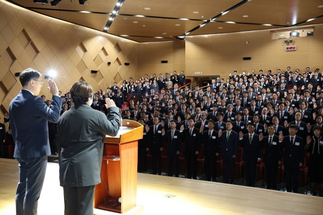 3일 국세청에서 열린 전국 세무관서장 회의에서 직원들이 선서를 하고 있다. 국세청 제공