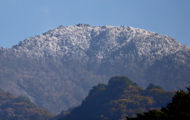 2일 지리산 천왕봉에 올해 첫눈이 내렸다. 함양군 제공