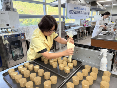 사랑의 빵 나눔 행사 위해 빵을 만들고 있는 신라대 식품영양베이커리학부 교수진 모습.