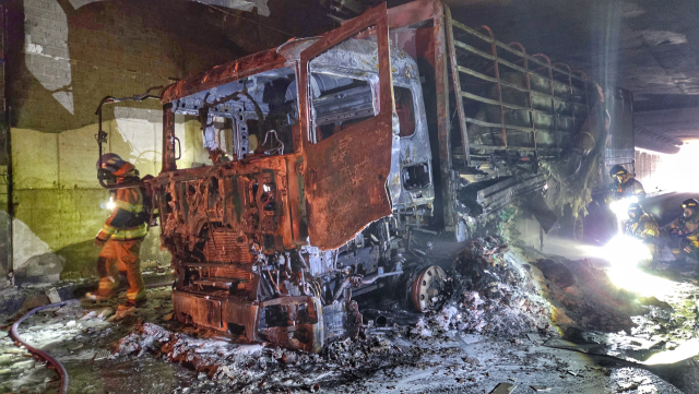 3일 울산 옥현지하차도에서 화재가 난 25t 트럭이 형체를 알아보기 힘들 정도로 녹아내린 가운데 소방관들이 잔불을 정리하고 있다. 울산소방본부 제공