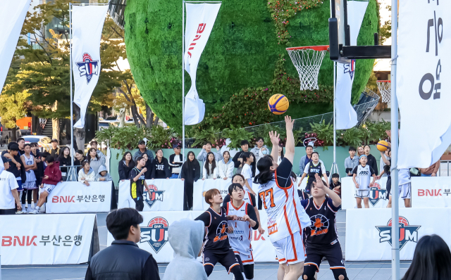 제1회 BNK 썸 3X3 농구대회가 지난 2일 부산역광장 일원에서 열려 참가자들이 열띤 경쟁을 펼치고 있다. 김종진 기자 kjj1761@