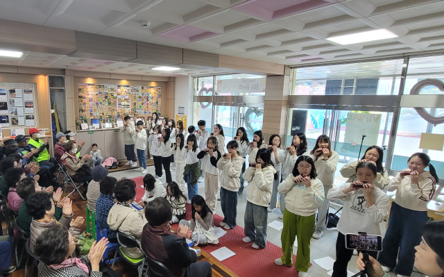 지난달 29일 부산 민안초등학교에서 학생들이 감사 음악회를 열고 있다. 민안초 제공
