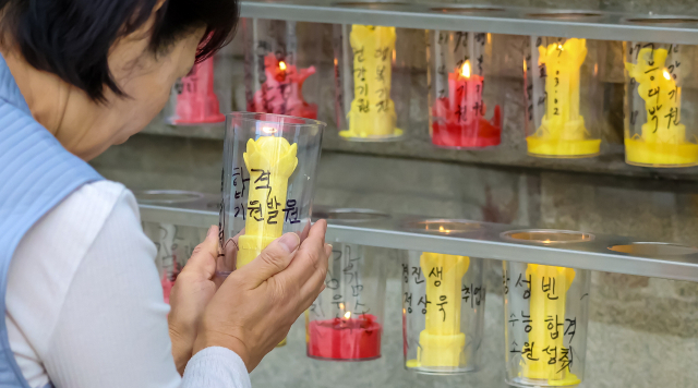 2026학년도 대학수학능력시험이 10일 앞으로 다가온 3일 부산 부산진구 삼광사에서 수험생을 둔 학부모들이 자녀의 합격을 기원하며 기도하고 있다. 김종진 기자 kjj1761@