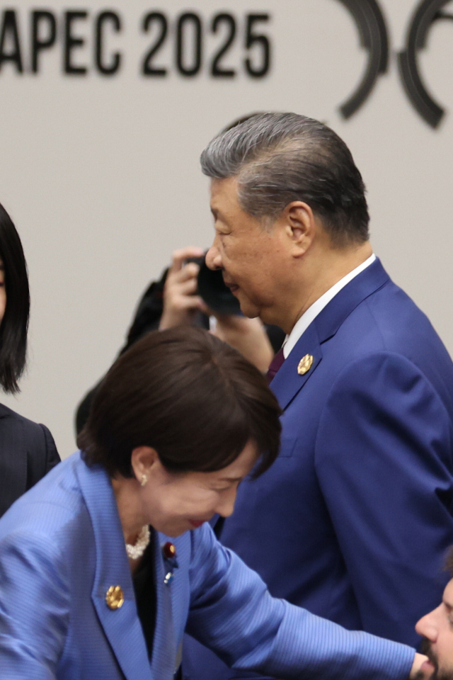 시진핑 중국 국가주석(오른쪽)과 다카이치 사나에 일본 총리가 지난 1일 경주화백컨벤션센터(HICO)에서 열린 2025 아시아태평양경제협력체(APEC) 정상회의 제2세션에 참석하고 있다. 연합뉴스