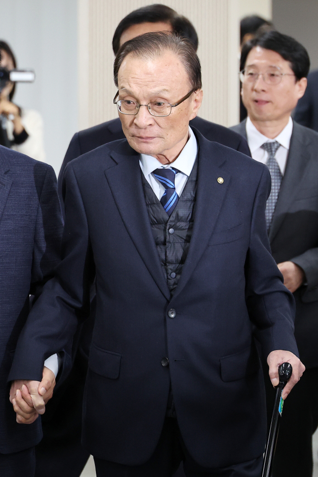 이해찬 전 총리가 3일 제22기 민주평화통일자문회의 수석부의장으로 취임하기 위해 민주평통 사무실에서 열리는 취임식에 출석하고 있다. 연합뉴스