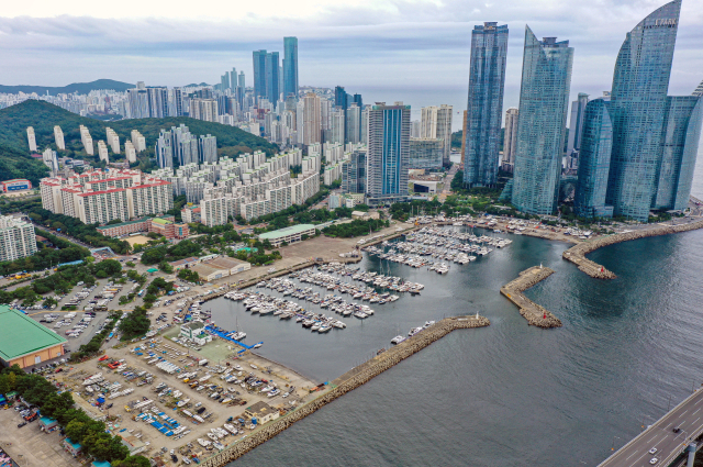 부산 해운대구 수영만 요트경기장 재개발사업의 완공 시점이 2026년 말에서 2027년 말로 1년가량 연기됐다. 김종진 기자 kjj1761@