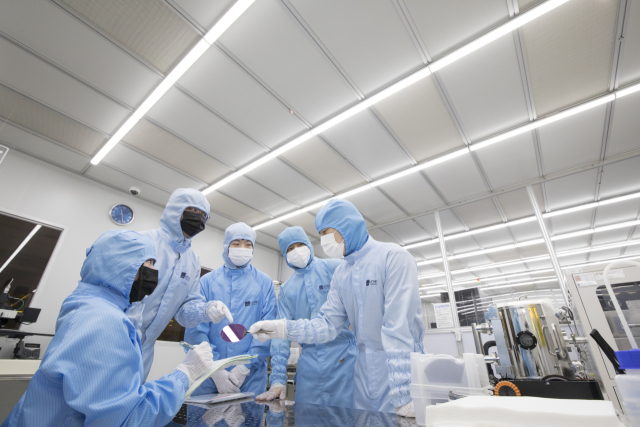 UNIST 연구원들이 나노소자공정실에서 반도체 개발 공정에 대해 토론하고 있다. UNIST 제공