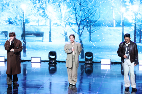 그룹 어반자카파가 지난 3일 오후 서울 강남구 일지아트홀에서 열린 새 미니앨범 '스테이(STAY)' 발매 기념 음악감상회에서 타이틀 곡을 부르고 있다. 연합뉴스