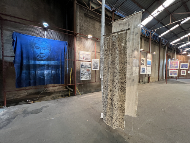 부산판화가협회 ‘판의 경계, 경계의 포구’ 설치 전경. 박영근(왼쪽)과 안나 본다렌코 작품. 부산판화가협회 제공