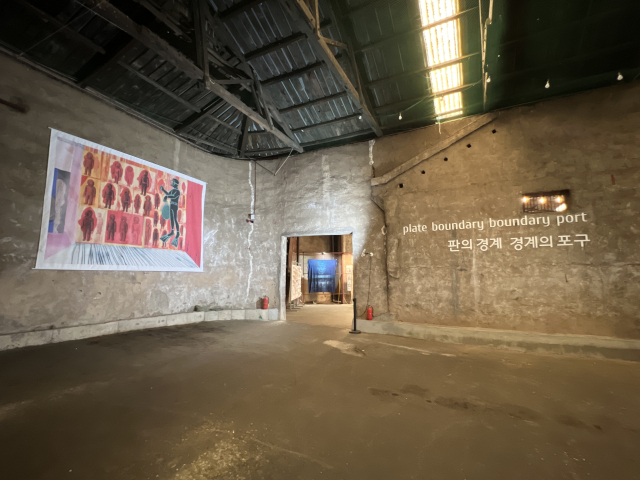 부산판화가협회 ‘판의 경계, 경계의 포구’ 전시장 입구. 부산판화가협회 제공