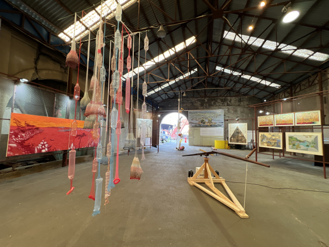 부산판화가협회 ‘판의 경계, 경계의 포구’ 설치 전경. 오서현, 정만영, 정철교 작가의 작품이 보인다. 부산판화가협회 제공