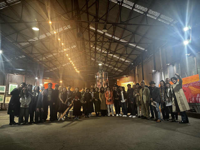 9월 30일 부산 영도 스페이스 원지에서 열린 부산판화가협회 ‘판의 경계, 경계의 포구’ 개막식에서 참석자들이 기념사진을 찍고 있다. 김은영 기자 key66@