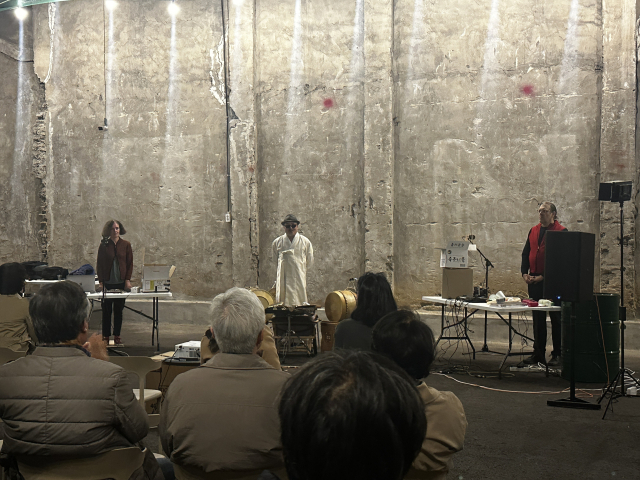 부산판화가협회 ‘판의 경계, 경계의 포구’ 개막식(9월 30일) 공연으로 선보인 독일 ‘앙상블 KNM 베를린’의 커튼콜 모습. 김은영 기자 key66@