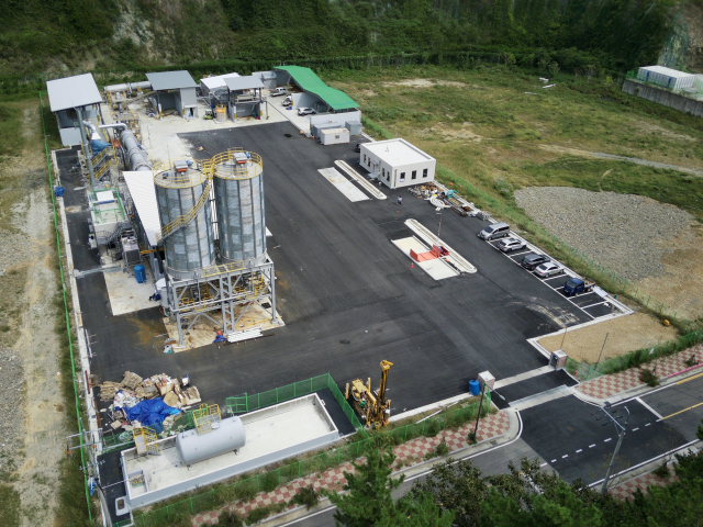 통영시가 지역 굴 양식업계 최대 골칫거리 패각 처리 위해 국비 등 160억 원 들여 2923년 11월 준공한 수산부산물 자원화시설. 통영시 제공