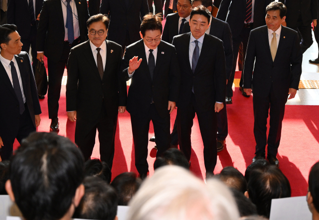 이재명 대통령이 4일 내년도 정부 예산안에 대한 시정연설을 하기 위해 서울 여의도 국회에 도착해 피켓시위를 하는 국민의힘 의원들 앞을 지나고 있다. 국민의힘 의원들은 추경호 전 원내대표에 대한 내란특검팀의 영장청구에 반발하며 야당 탄압 중단을 촉구했다. 연합뉴스