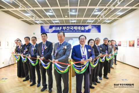 손리준 원장 개인 특별전 테이프 커팅식 장면.