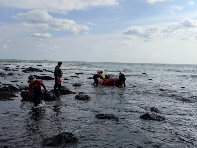 4일 낮 12시 25분께 부산 해운대구 청사포항 앞바다에서 고무보트가 뒤집히는 사고가 났으나 선원 2명이 스스로 탈출해 인명 피해는 없었다. 부산 해양경찰서 제공