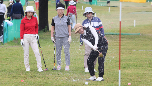 지난해 제1회 부산일보 파크골프대회 여자부 참가자들이 열띤 경기를 펼치고 있다. 부산일보 DB